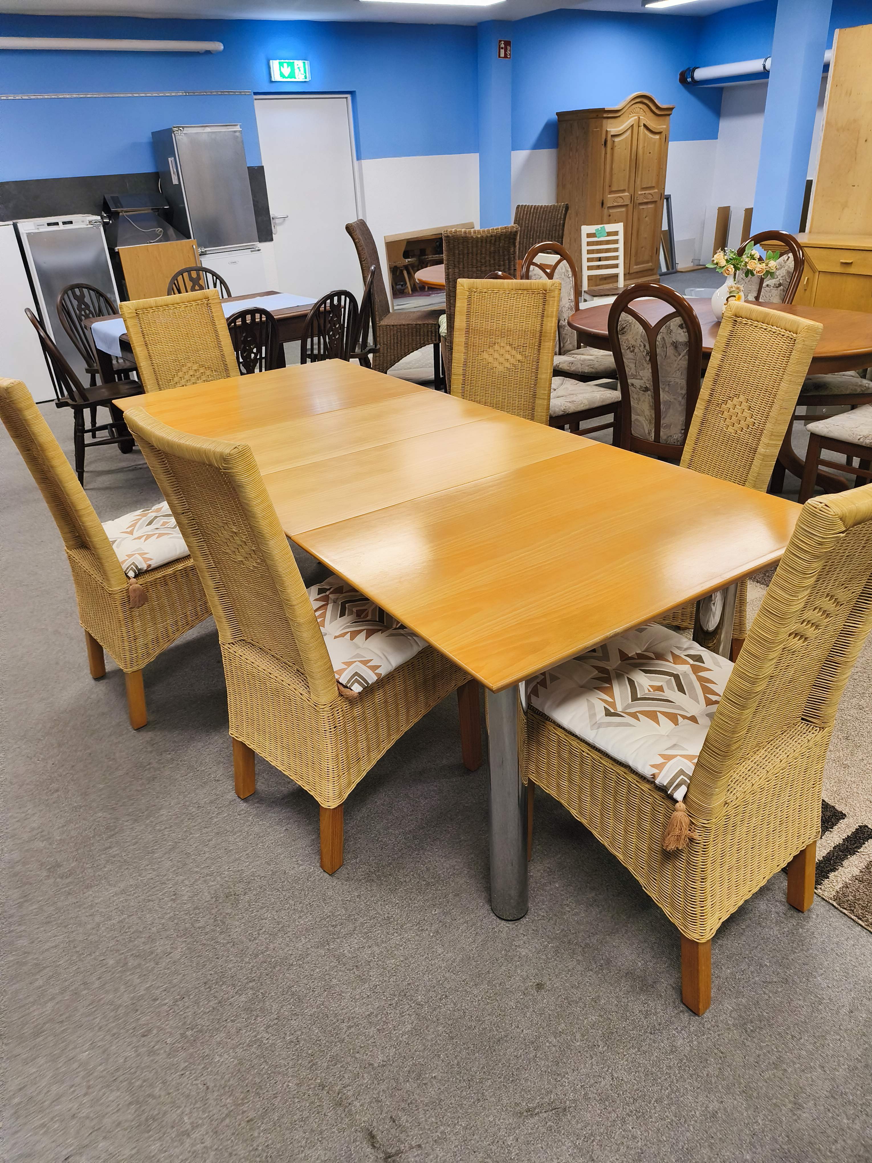 Ausziehbarer Holz,-Metalltisch inkl. 6 Rattanstühle